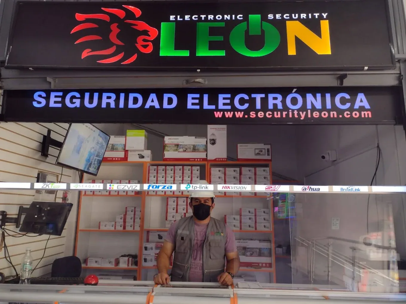 Equipo de Security Leon en su local de Santa Anita