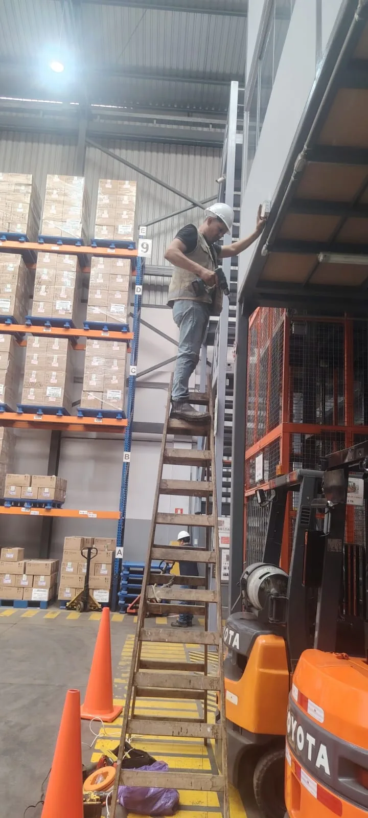 Técnico realizando una instalación profesional de seguridad electrónica