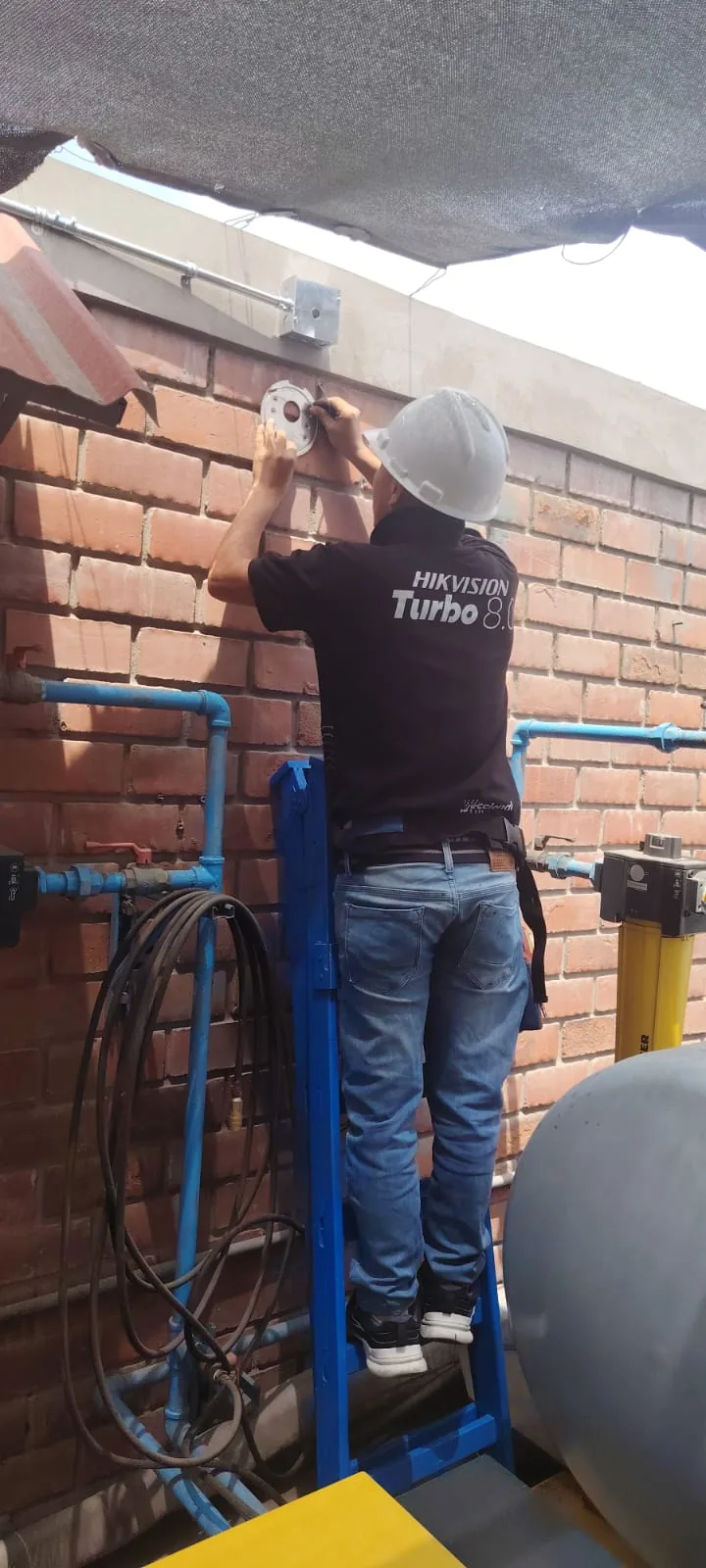 Instalación de seguridad electrónica dentro de un almacén