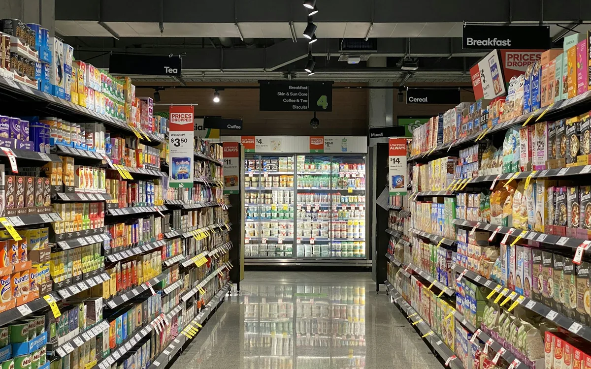 Interior de una bodega o minimarket con góndolas