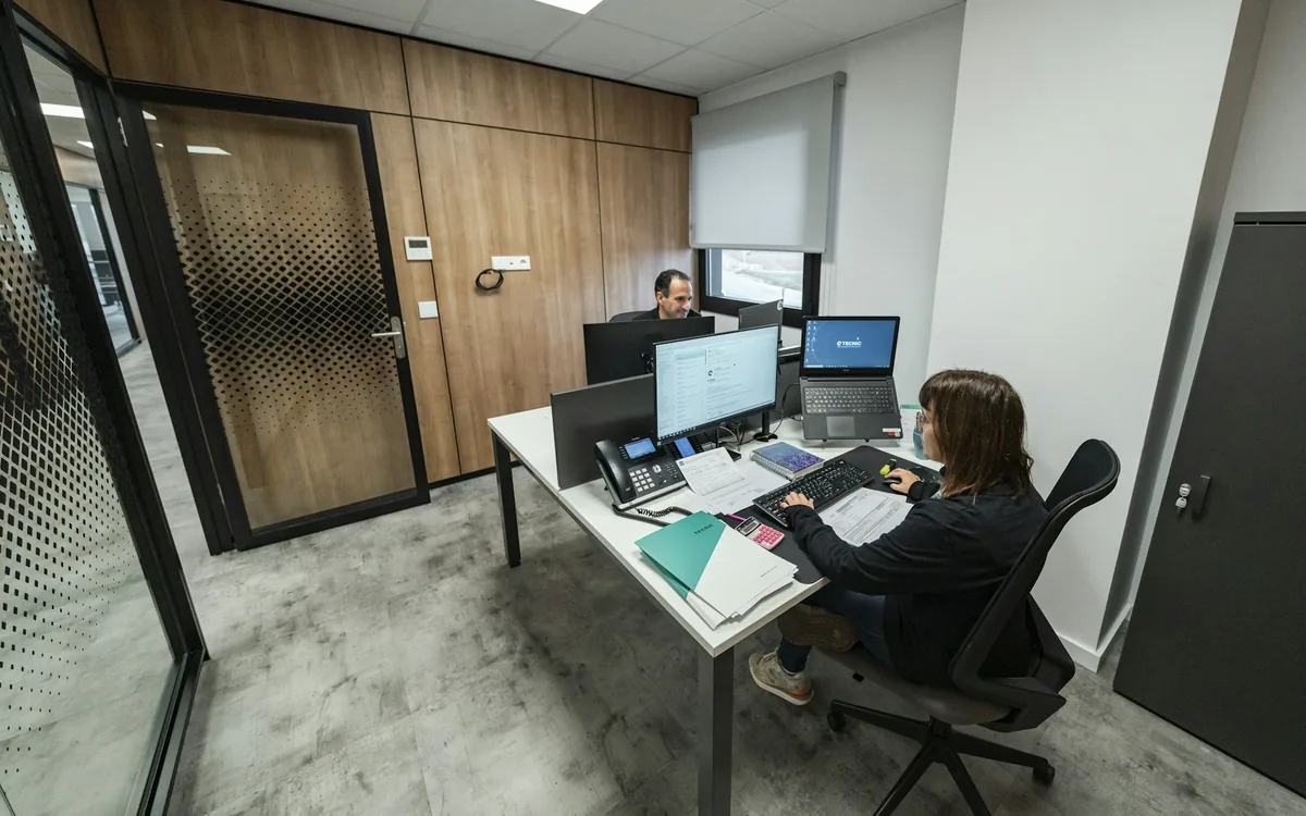 Interior de una empresa con estaciones de trabajo