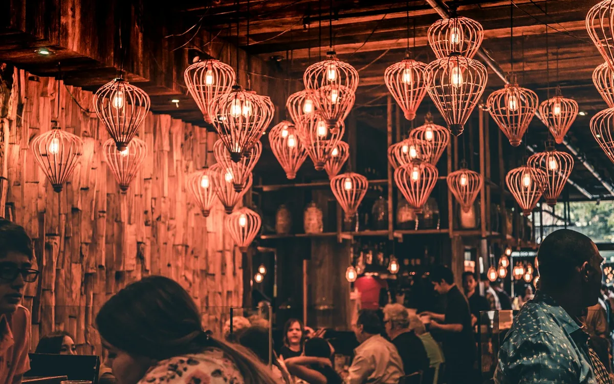 Interior de un restaurante con mesas e iluminación